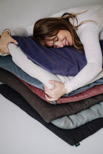 Załaduj obraz do przeglądarki galerii, Mata do medytacji 2 w 1 - mata i wałek do jogi