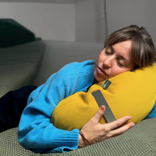 Załaduj obraz do przeglądarki galerii, Poduszka Księżycowa Be Classic - Jesienny Żółty