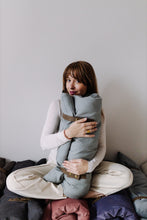 Załaduj obraz do przeglądarki galerii, Mata do medytacji 2 w 1 - mata i wałek do jogi Błękitny Popiół - Be Natural