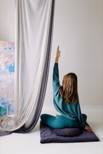 Załaduj obraz do przeglądarki galerii, Mata do medytacji 2 w 1 - mata i wałek do jogi Lawenda Prowansalska - Be Classic