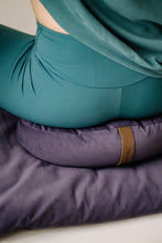 Załaduj obraz do przeglądarki galerii, Mata do medytacji 2 w 1 - mata i wałek do jogi Lawenda Prowansalska - Be Classic