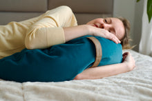 Załaduj obraz do przeglądarki galerii, Poduszka Księżycowa Be Classic - Turkusowy