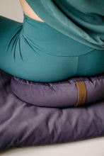 Załaduj obraz do przeglądarki galerii, Fasolka - poduszka do medytacji Lawenda Prowansalska