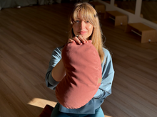 Load image into Gallery viewer, Fasolka - poduszka do medytacji Winny Róż