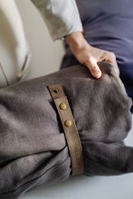 Załaduj obraz do przeglądarki galerii, Mata do medytacji 2 w 1 - mata i wałek do jogi Brązowy Len - Raw Linen