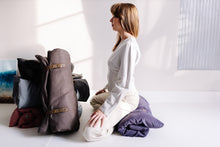 Załaduj obraz do przeglądarki galerii, Mata do medytacji 2 w 1 - mata i wałek do jogi Brązowy Len - Raw Linen