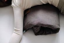 Załaduj obraz do przeglądarki galerii, Mata do medytacji 2 w 1 - mata i wałek do jogi Brązowy Len - Raw Linen