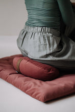 Załaduj obraz do przeglądarki galerii, Mata do medytacji 2 w 1 - mata i wałek do jogi Winny Róż - Be Classic