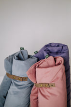 Załaduj obraz do przeglądarki galerii, Mata do medytacji 2 w 1 - mata i wałek do jogi Winny Róż - Be Classic