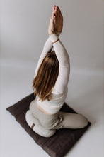 Załaduj obraz do przeglądarki galerii, Mata do medytacji 2 w 1 - mata i wałek do jogi Brązowy Len - Raw Linen