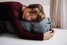 Load image into Gallery viewer, Mata do medytacji 2 w 1 - mata i wałek do jogi Chmurny Szary - Be Classic