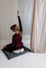 Load image into Gallery viewer, Mata do medytacji 2 w 1 - mata i wałek do jogi Chmurny Szary - Be Classic