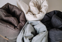 Załaduj obraz do przeglądarki galerii, Mata do medytacji 2 w 1 - mata i wałek do jogi Brązowy Len - Raw Linen