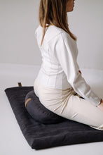 Załaduj obraz do przeglądarki galerii, Mata do medytacji 2 w 1 - mata i wałek do jogi Grafitowe Niebo - Be Natural