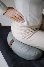 Załaduj obraz do przeglądarki galerii, Mata do medytacji 2 w 1 - mata i wałek do jogi Grafitowe Niebo - Be Natural