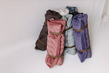 Załaduj obraz do przeglądarki galerii, Mata do medytacji 2 w 1 - mata i wałek do jogi Winny Róż - Be Classic