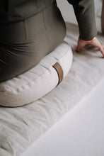 Load image into Gallery viewer, Mata do medytacji 2 w 1 - mata i wałek do jogi Plażowy Biały - Be Natural