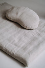 Load image into Gallery viewer, Mata do medytacji 2 w 1 - mata i wałek do jogi Plażowy Biały - Be Natural