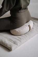 Load image into Gallery viewer, Mata do medytacji 2 w 1 - mata i wałek do jogi Plażowy Biały - Be Natural