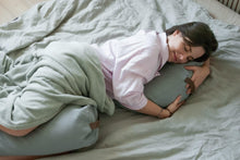 Załaduj obraz do przeglądarki galerii, Poduszka Księżycowa Be Natural - Plażowa Biel