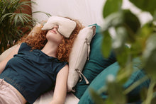 Załaduj obraz do przeglądarki galerii, Lawendowa poduszka na oczy - Malinowe Latte z Dziką Trawą