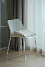 Załaduj obraz do przeglądarki galerii, Poduszka do siedzenia Be Natural - Plażowa Biel