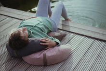 Załaduj obraz do przeglądarki galerii, Poduszka Księżycowa Be Classic - Winny Róż