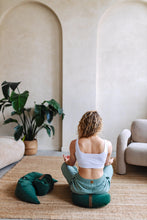 Załaduj obraz do przeglądarki galerii, Fasolka - poduszka do medytacji
