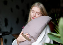 Załaduj obraz do przeglądarki galerii, Poduszka Księżycowa Be Classic - Jesienny Żółty