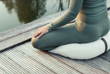 Załaduj obraz do przeglądarki galerii, Poduszka Księżycowa Be Natural - Błękitny Popiół