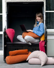 Załaduj obraz do przeglądarki galerii, Poduszka Księżycowa Be Classic - Winny Róż