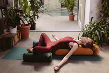 Załaduj obraz do przeglądarki galerii, Poduszka Kopertowa Be Classic - Jesienny Żółty