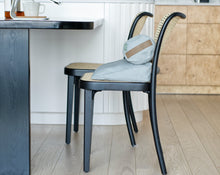 Load image into Gallery viewer, poduszka klinowa i mały wałek z kolekcji naturalnej w kolorze jasno szarym położone na krześle