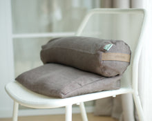 Załaduj obraz do przeglądarki galerii, mały wałek i klin w lnianym brązowym pokrowcu leżące na białym krześle