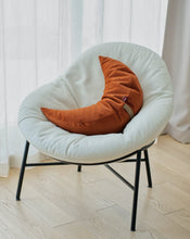 Załaduj obraz do przeglądarki galerii, stylowy fotel a na nim poduszka księżycowa w kolorze pomarańczowym