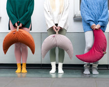 Załaduj obraz do przeglądarki galerii, kobiety trzymające w ręku poduszki księżycowe w welurowym pokrowcu w kolorze pomarańczowym jasno różowym i malinowym