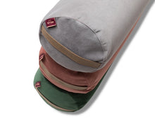 Załaduj obraz do przeglądarki galerii, Bolstery do jogi w welurowych pokrowcach wypełnione gryką w kolorze zielonym winnym i szarym