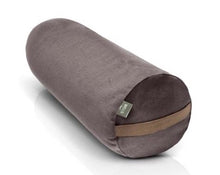 Załaduj obraz do przeglądarki galerii, duży bolster gryczany w brązowym pokrowcu z lnu z uchwytem ze skóry wegańskiej