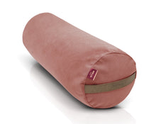 Załaduj obraz do przeglądarki galerii, Bolster wypełniony gryką w welurowym pokrowcu w kolorze winny róż