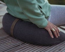 Załaduj obraz do przeglądarki galerii, poduszka księżycowa w kolorze grafitowym z lnu i bawełny leżąca na pomoście użyta jako poduszka do siedzenia
