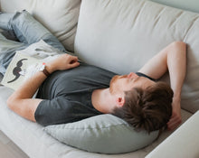 Załaduj obraz do przeglądarki galerii, pan wypoczywający na kanapie opierając głowę na poduszce księżycowej koloru szarego