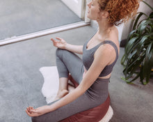 Załaduj obraz do przeglądarki galerii, kobieta medytująca siedząca na poduszce księżycowej w kolorze ciemno różowym