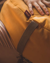 Załaduj obraz do przeglądarki galerii, welurowy pokrowiec poduszki księżycowej w kolorze żółtym