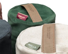 Załaduj obraz do przeglądarki galerii, wałki wypełnione gryką jeden jasno beżowy w pokrowcu lniano bawełnianym drugi zielony w pokrowcu welurowym