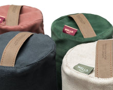 Załaduj obraz do przeglądarki galerii, małe wałki gryczane - dwa w pokrowcach z lnu i bawełny w kolorze grafit i beż oraz dwa w pokrowcach welurowych w kolorze zielonym i ciemno różowym