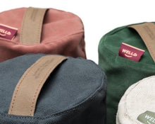 Załaduj obraz do przeglądarki galerii, małe wałki gryczane w pokrowcu z lnu i bawełny w kolorze grafitowym i beżowym oraz w pokrowcu welurowym w kolorze zielonym i ciemno różowym