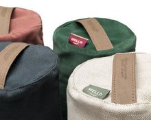 Load image into Gallery viewer, małe wałki gryczane z kolekcji be natural w kolorze grafit i beż oraz z kolekcji be classic w kolorze zielonym i ciemno różowym