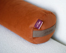 Załaduj obraz do przeglądarki galerii, mały wałek gryczany w pomarańczowym welurowym pokrowcu