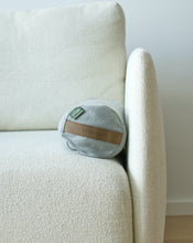 Load image into Gallery viewer, mały wałek gryczany z kolekcji naturalnej w kolorze jasno szarym położony na kanapie
