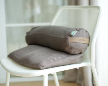 Load image into Gallery viewer, poduszki do siedzenia w brązowym lnianym pokrowcu na białym krześle